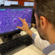 anatomia patologica digital, un ricercatore controlla un campione istologico al monitor del pc