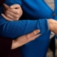 scompenso cardiaco, le mani di una donna caregiver che sorreggono il braccio di un'anziana