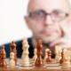 invecchiamento cognitivo, un uomo si allena giocando a schacchi