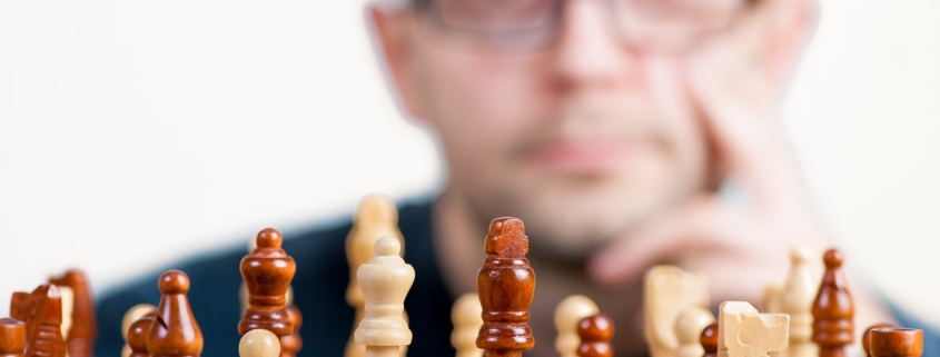 invecchiamento cognitivo, un uomo si allena giocando a schacchi