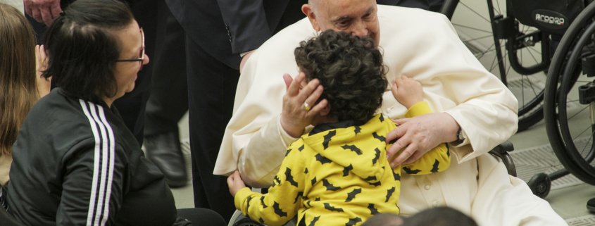 papa franscesco abbraccia un piccolo paziente del bambino gesù