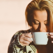 singhiozzo una donna beve da una tazza