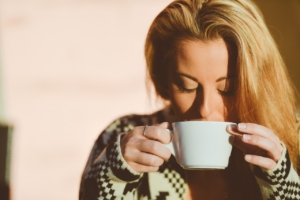 singhiozzo una donna beve da una tazza