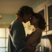 una giovane coppia si bacia in cucina