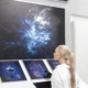 diagnosi, tumori, una scienziata di spalle, davanti ai monitor con intelligenza artificiale