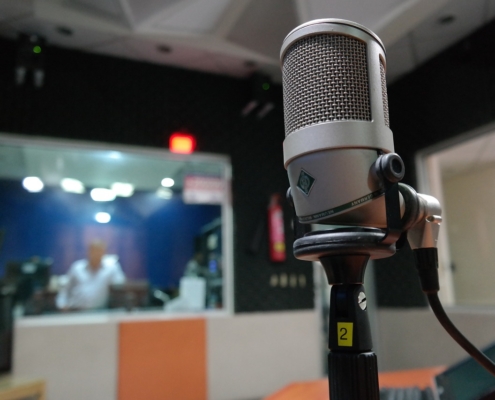 un microfono in uno studio di registrazione radiofonica