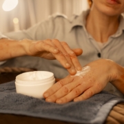 una donna applica delle creme antibiotiche sulle mani