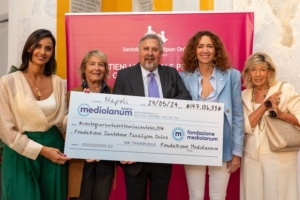 il momento della donazione di un assegno da parte della fondazione mediolanum (lombardia) all'ospedale santobono 