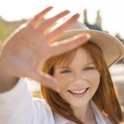 fotofobia, una donna abbagliata dal sole