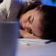 apnee notturne, a woman sleeping on her head