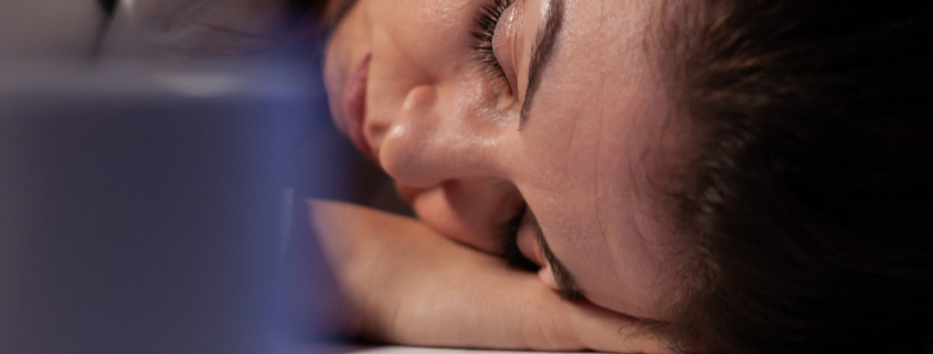 apnee notturne, a woman sleeping on her head