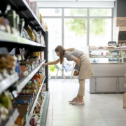 additivi e diabete, donna cerca tra gli scaffali di un supermercato