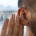 orecchio bionico, un giovane nell'atto di ascoltare