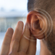 orecchio bionico, un giovane nell'atto di ascoltare