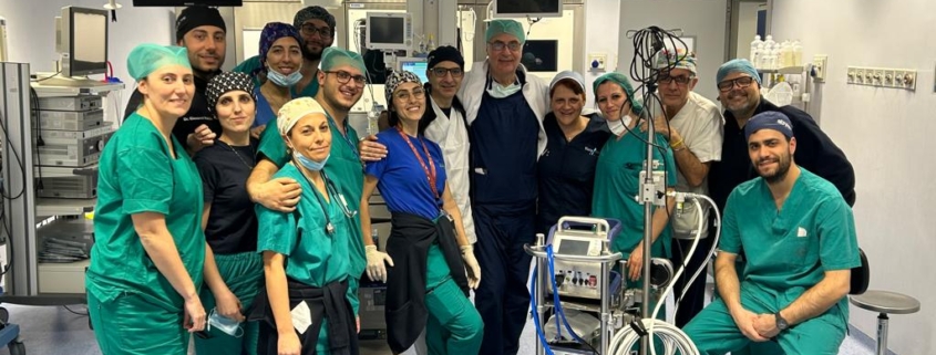 ossigenazione extracorporea, a group of people in scrubs and scrubs posing for a photo
