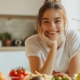 dieta anti zanzare, una donna in cucina sorride