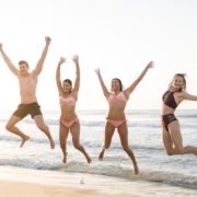 capelli alcuni ragazzi al mare