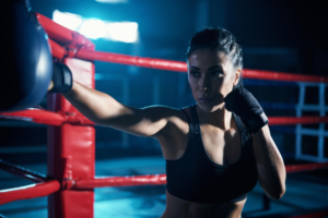 una ragazza mentre si allena sul ring 