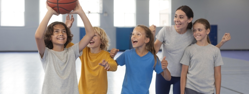 ecg, un gruppo di bambine giova a basket