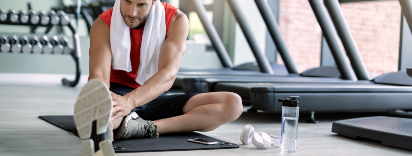 strappo muscolare, un uomo fa esercizi di riscaldamento in palestra