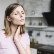 una giovane donna ha il mal di gola