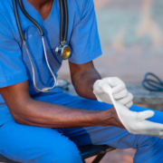 epidemia in congo, un medico indossa guanti in lattice