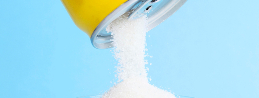 aspartame, da una lattina viene versata polvere in un bicchiere