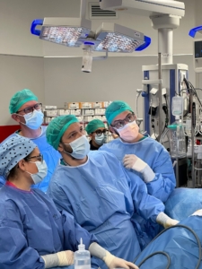 l'equipe chirurgica al lavoro con il da vinci xi