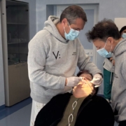 ricostruzione della mandibola: a sinistra il professor tartaro visita la paziente, a destra il professor mario santagada