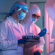 industria farmaceutica, export, made in italy: due ricercatori in laboratorio