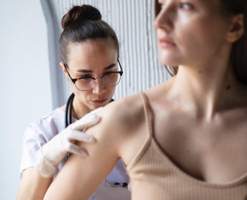 melanoma, una donna sottoposta a visita dermatologica