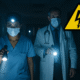 blackout ospedali: due medici in corsia con le torce elettrice e il segnale di pericolo