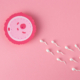 embrioni crioconservati, un immagine simbolica con spermatozoi fatti di pongo che si muovono verso un ovulo