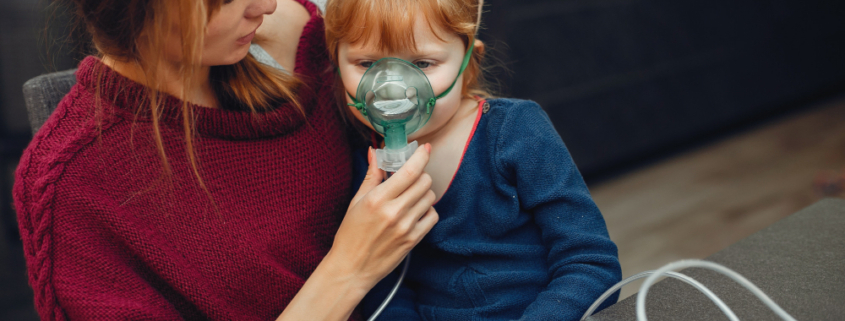 asma infantile, una bambina con un respiratore per aerosol