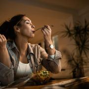 omad, una donna che mangia