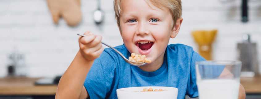 un bambino mangia dei cereali