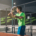 un uomo che gioca a padel