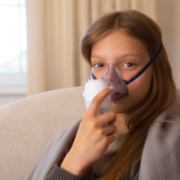 asma, una ragazzina fa l'aerosol