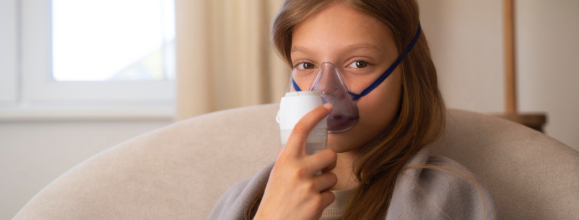 asma, una ragazzina fa l'aerosol
