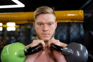 mode, il nuovo disturbo alimentare: ragazzo con pesi per aumentare muscoli 