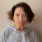 una donna affetta da depressione o distimia