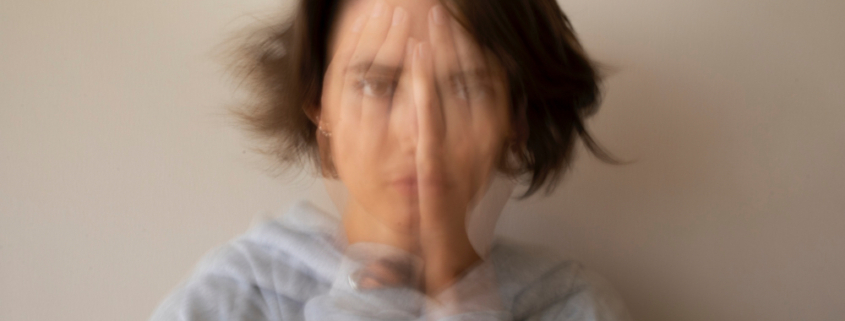 una donna affetta da depressione o distimia