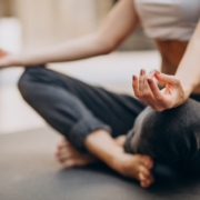 una giovane donna pratica yoga