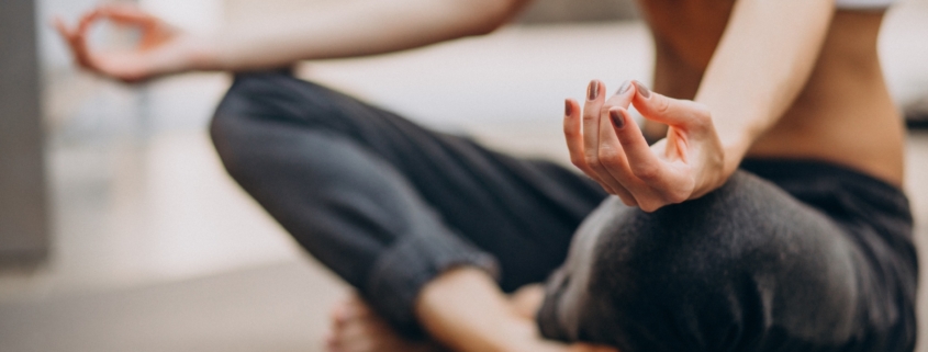 una giovane donna pratica yoga