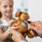 mcdonald, una bambina con un peluche in mano e un medico che lo visita