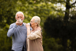vivere a lungo, geni, ambiente: due anziani bevono acqua per idratarsi e difendersi dal caldo 