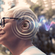 orecchio bionico, una donna ascolta dei rumori