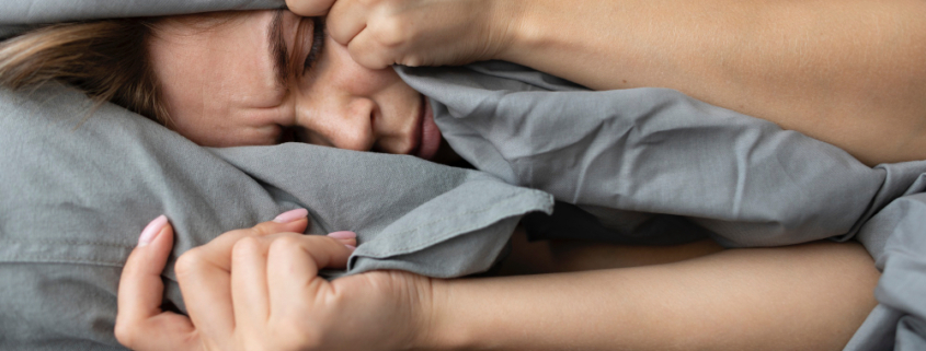 insonnia, una donna cerca inutilmente di addormentarsi