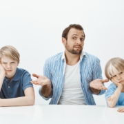 adhd ritratto-del-padre-europeo-ignaro-confuso-che-si-siede-con-i-figli-al-tavolo