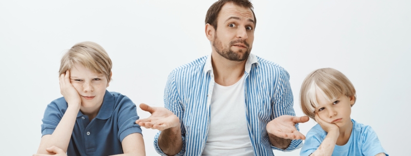 adhd ritratto-del-padre-europeo-ignaro-confuso-che-si-siede-con-i-figli-al-tavolo